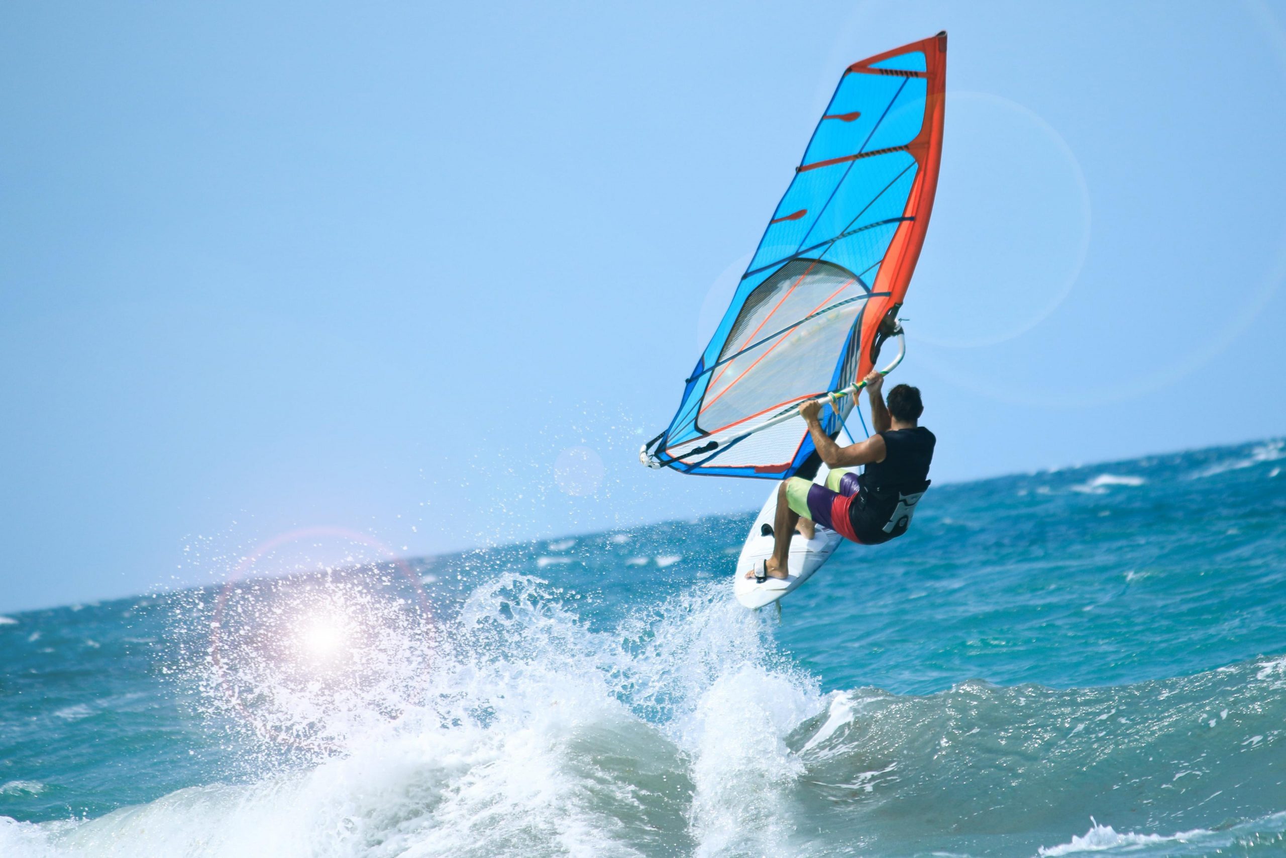 این تصویر دارای صفت خالی alt است؛ نام پروندهٔ آن windsurfing-sem-hero-scaled.jpg است